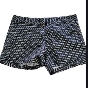 Land'N Sea black white shorts size 8 geometric